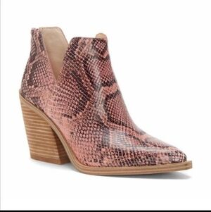 NWOT VINCE CAMUTO gigietta bootie ,snakeskin